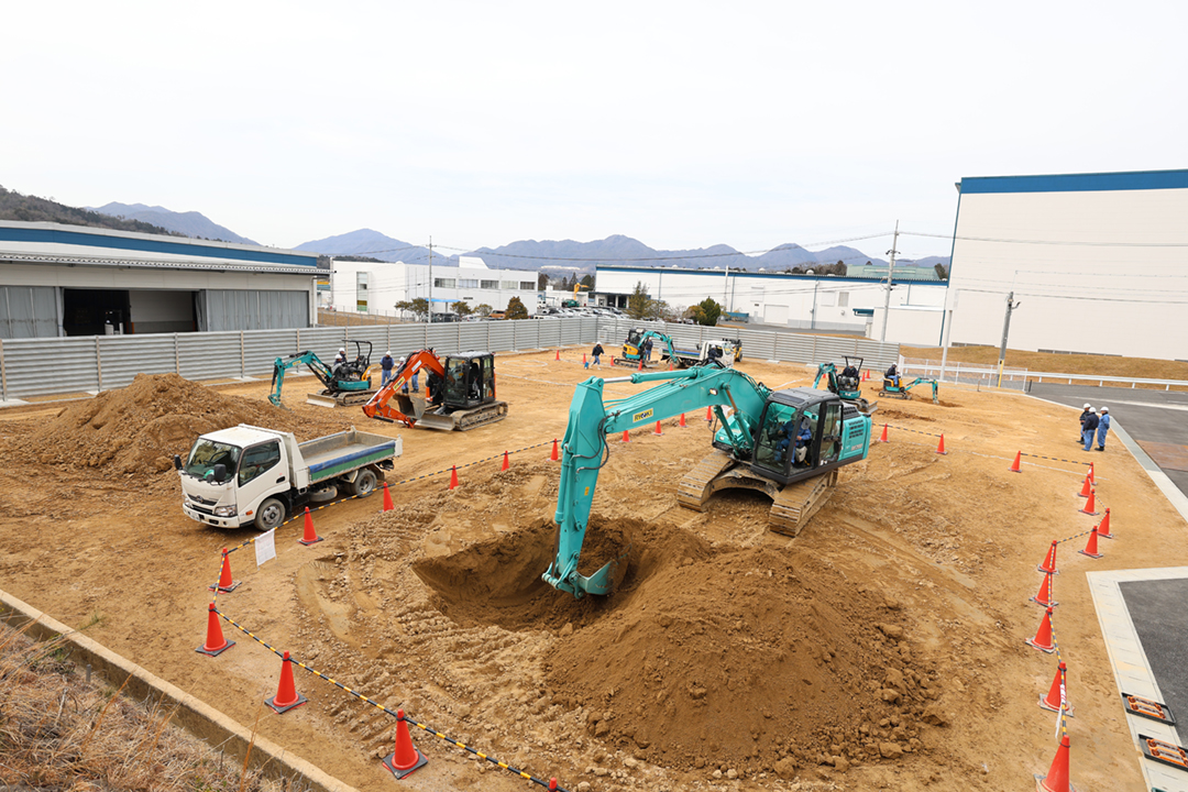 建機運転訓練所での実機を使った訓練の様子
