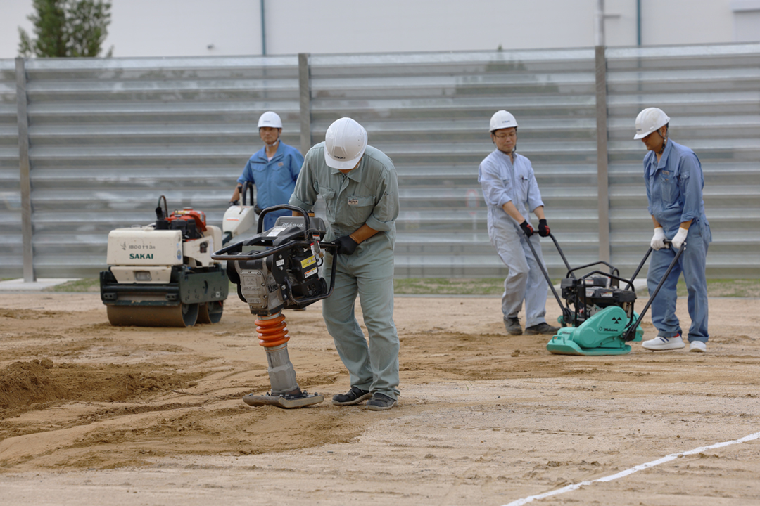 訓練所の広い敷地での実機操作訓練