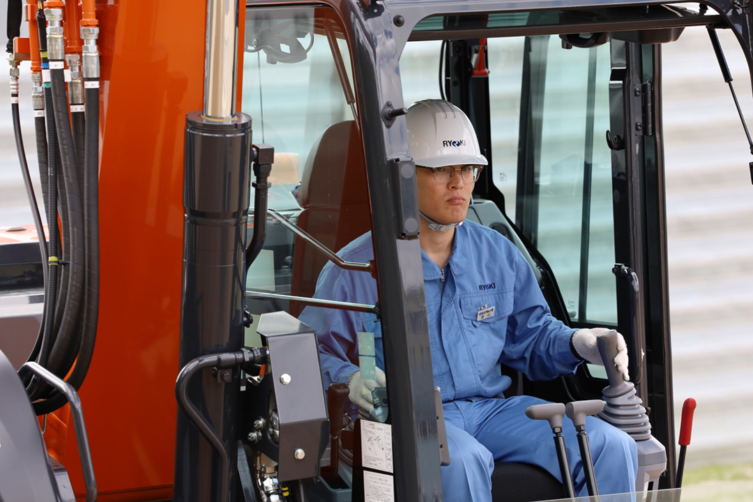 受講者が建設機械の運転席で操作している様子